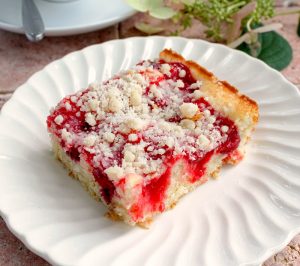 Delicious Cherry Coffee Cake with Crumb Topping