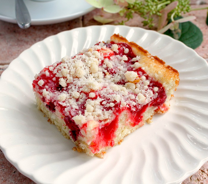 Delicious Cherry Coffee Cake With Crumb Topping Bunny S Warm Oven