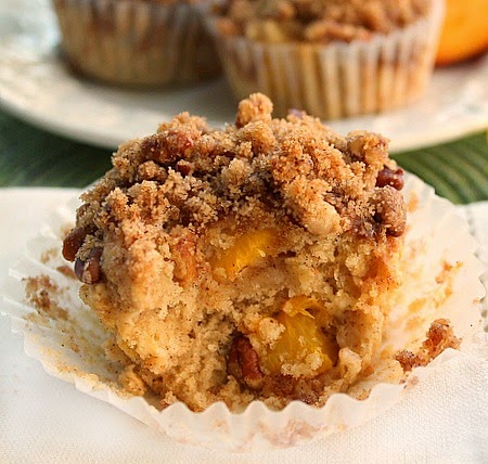 Moist and Delicious Peach Muffins with Crumb Topping